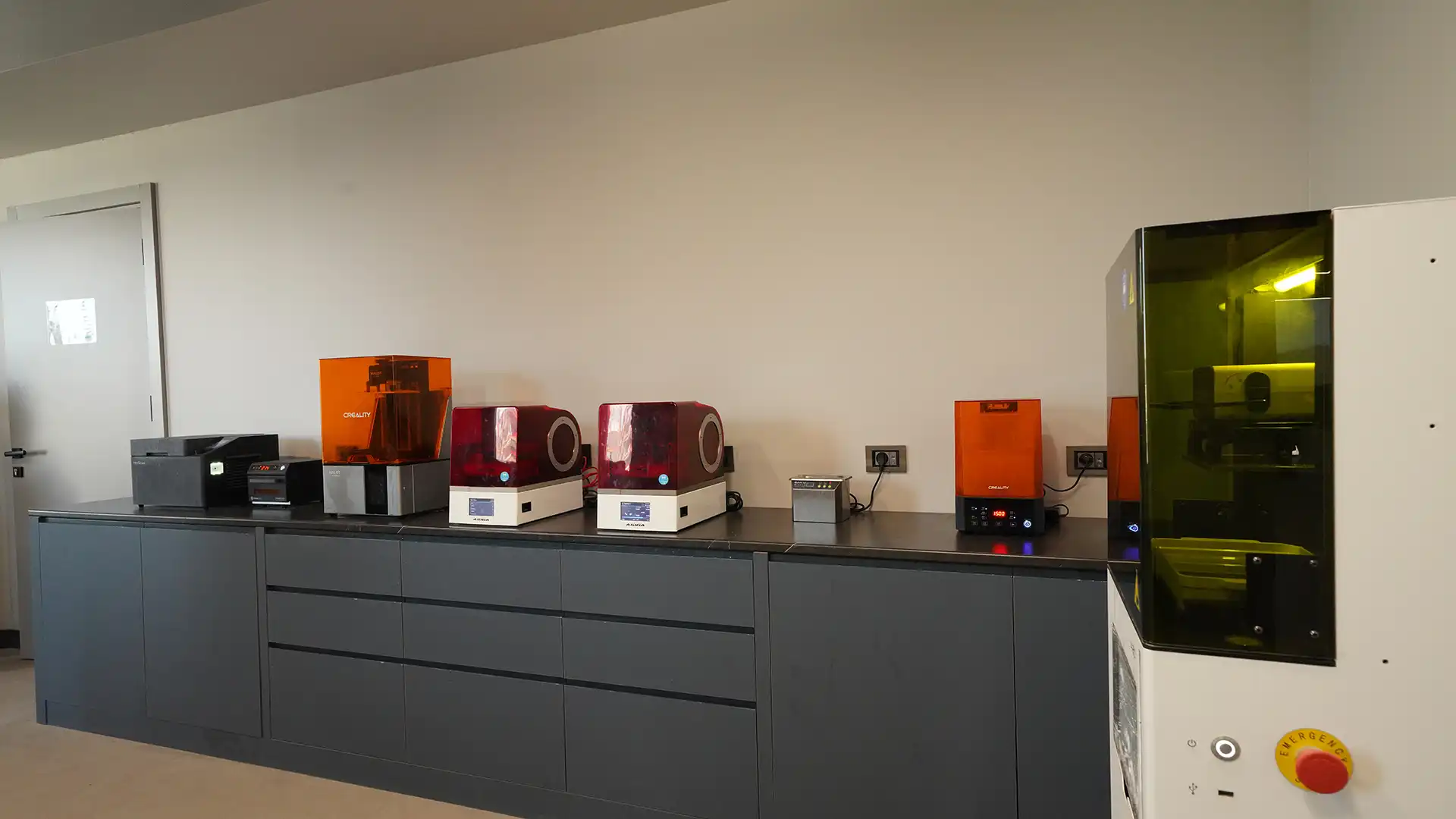 Esnan Digital Lab’de dijital dental üretim için kullanılan 3D yazıcı ve üretim hattı