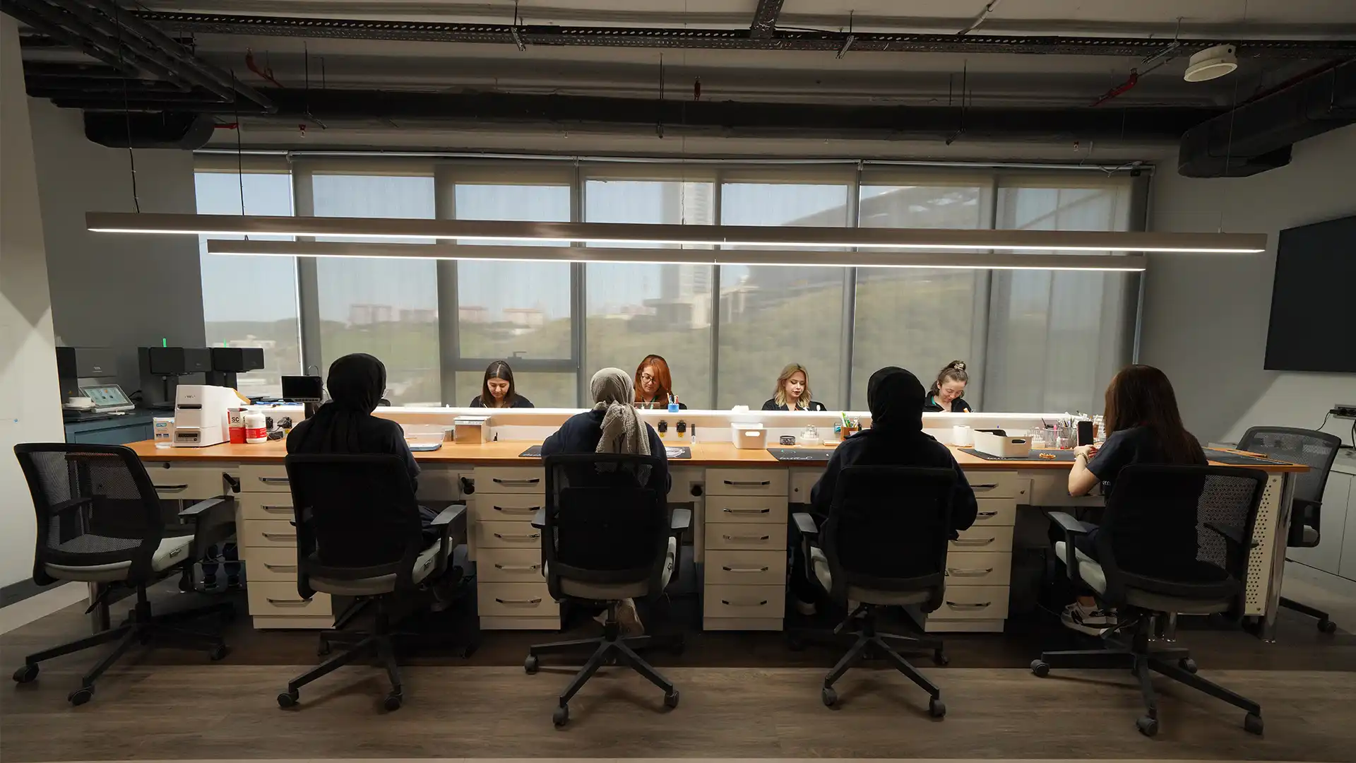 Esnan Digital Lab teknik ekibinin dijital dental üretim sürecinde birlikte çalışması