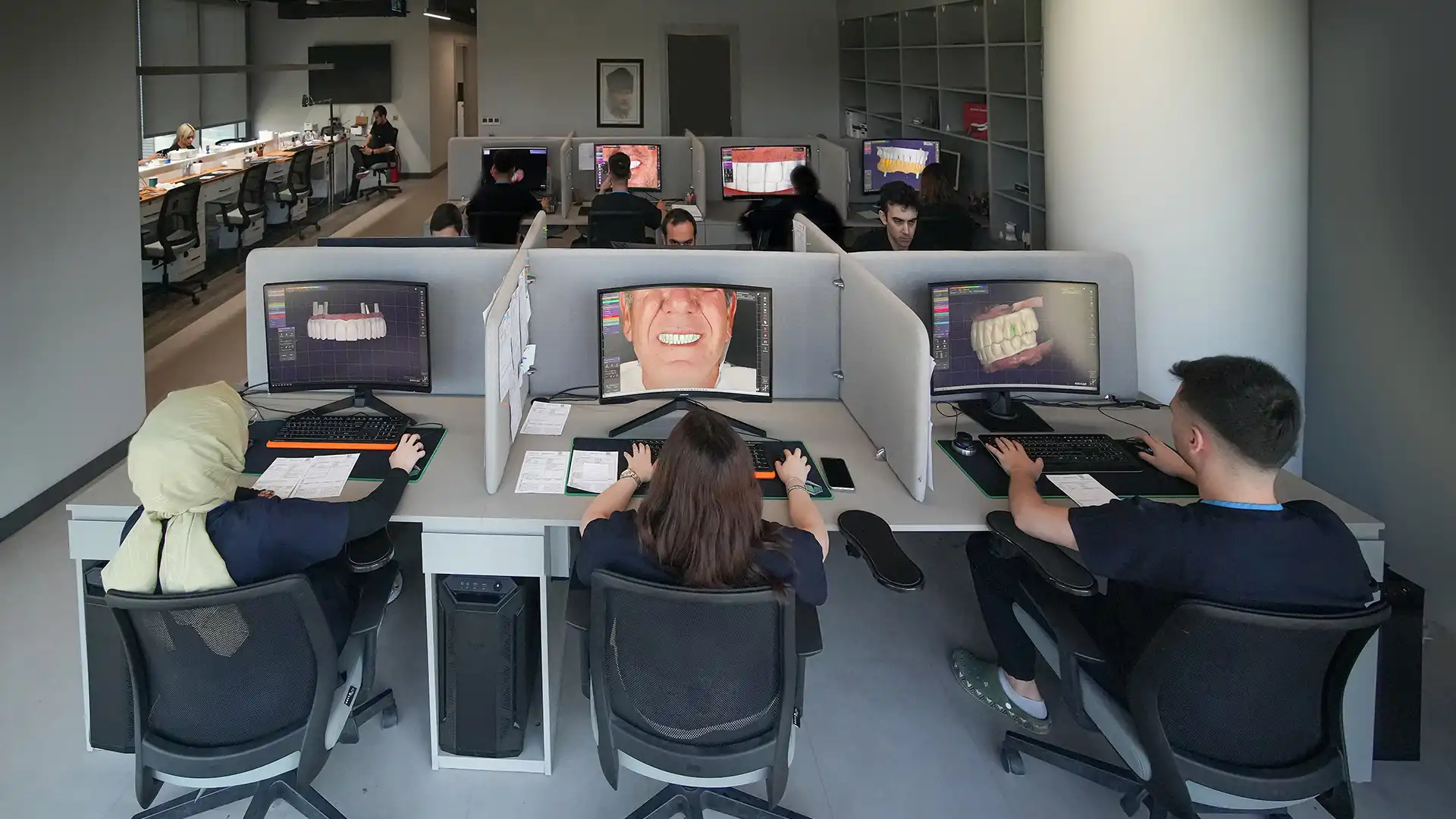 Esnan Digital Lab CAD/CAM tasarım ekibinin dijital dental üretim sürecinde çalışması